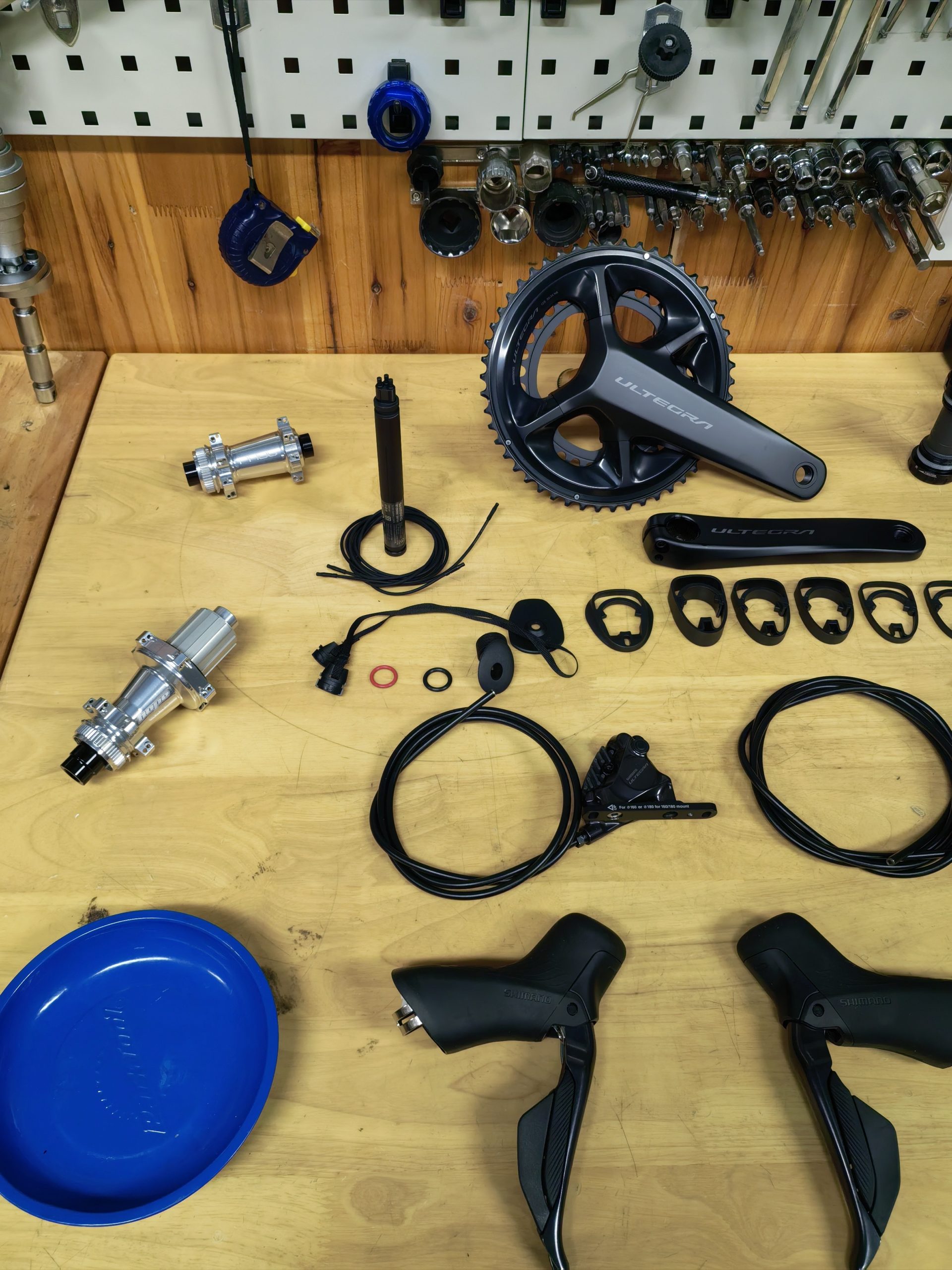 Ultegra Di2 套件与 Hope 花鼓特写