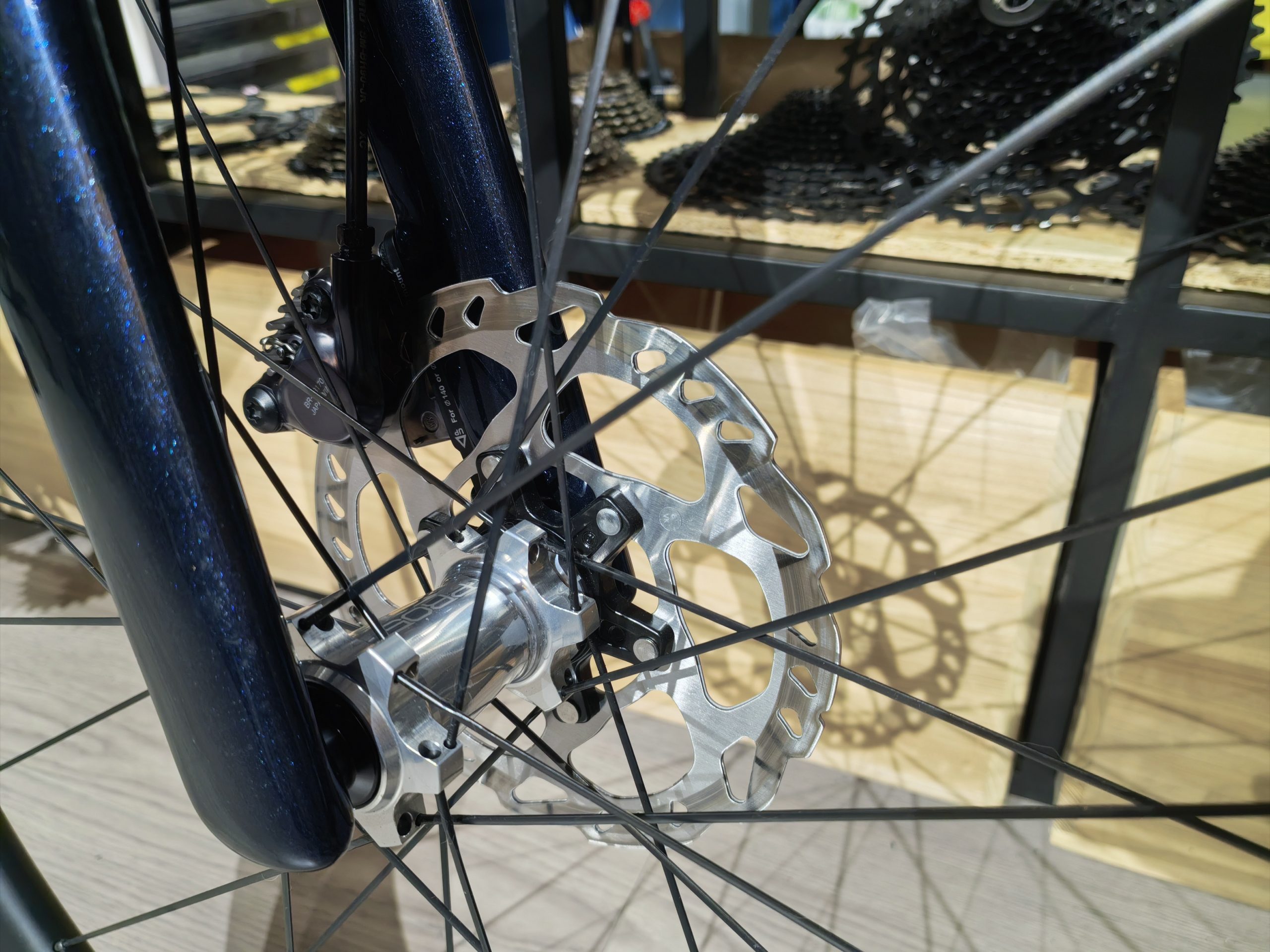 前轮 Hope 花鼓、Ultegra 平装夹器与 160mm 碟片