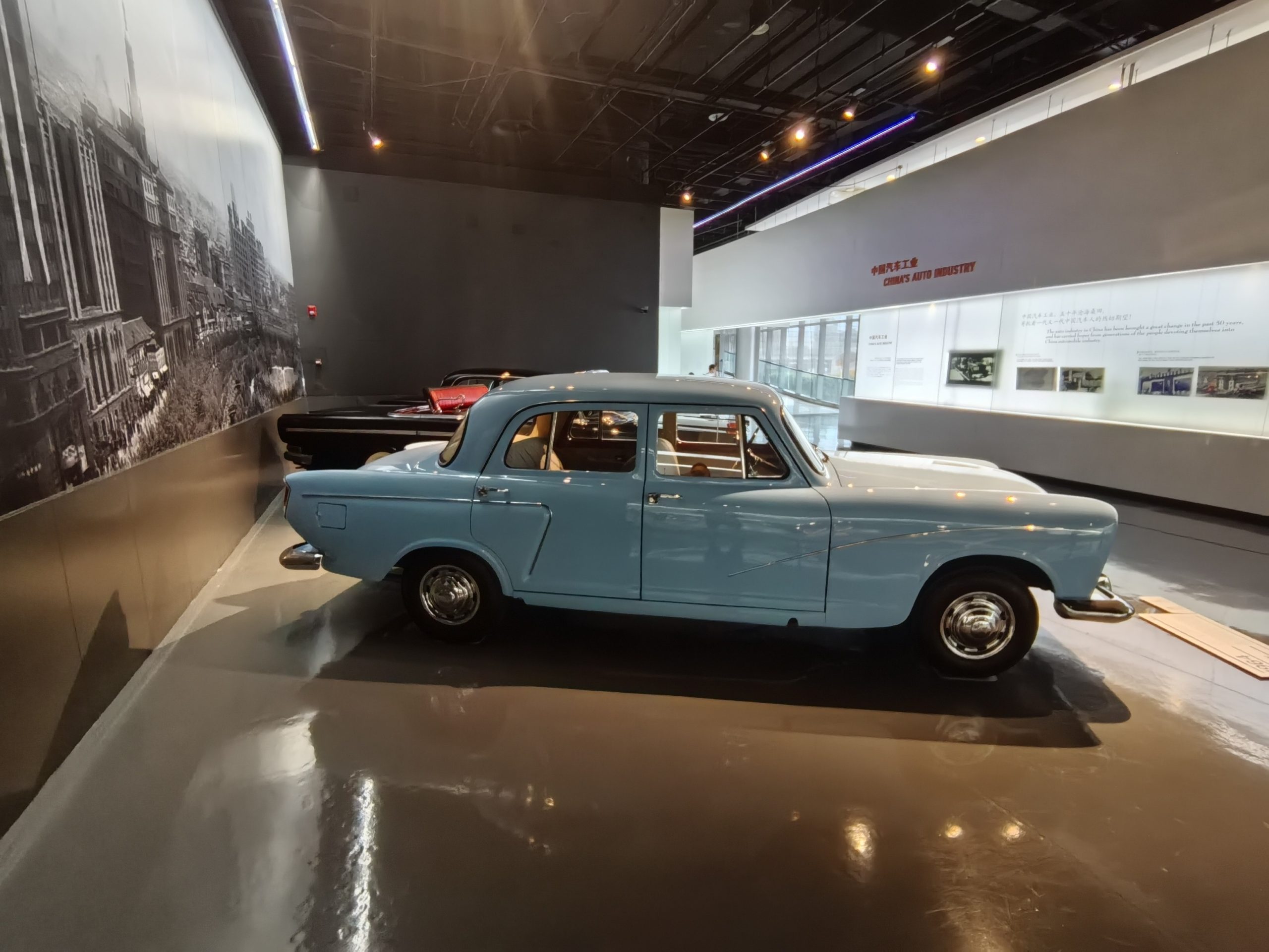 1960s 上海牌 SH760,浅蓝色车身——中国第一代量产民用轿车