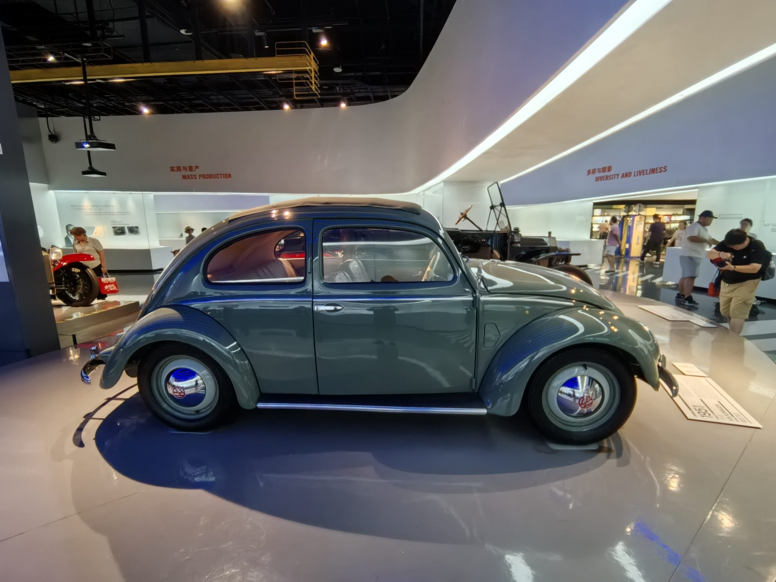 1951 Volkswagen Beetle,灰绿色车身,经典的圆弧造型