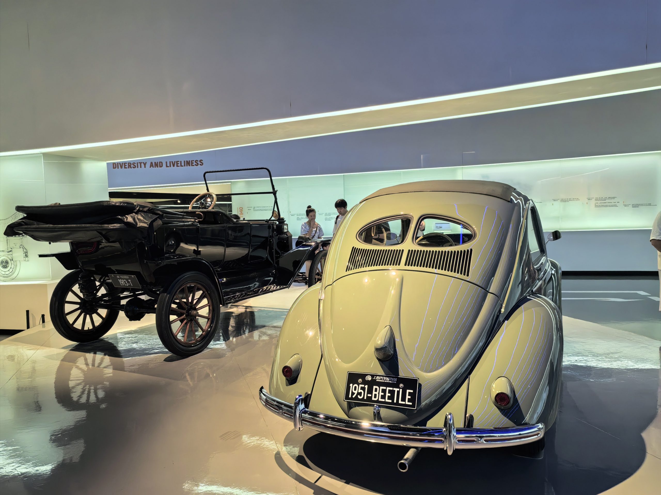 尾部特写,车牌1951-BEETLE,分体式后窗是早期甲壳虫的识别特征
