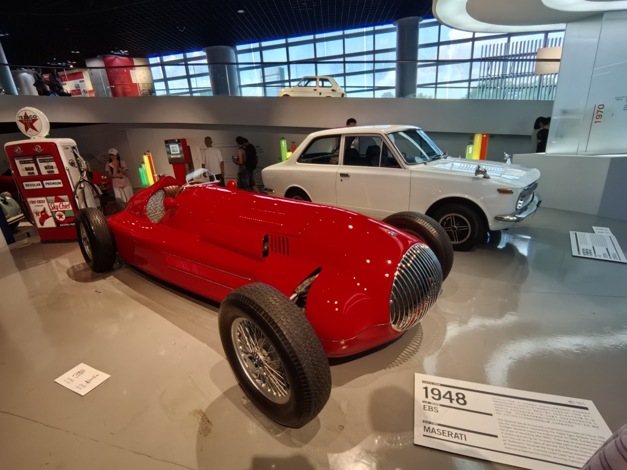 红色的1948 Maserati EBS与白色1968 Toyota Corolla E10并排——赛道极致与平民实用的跨时空对话