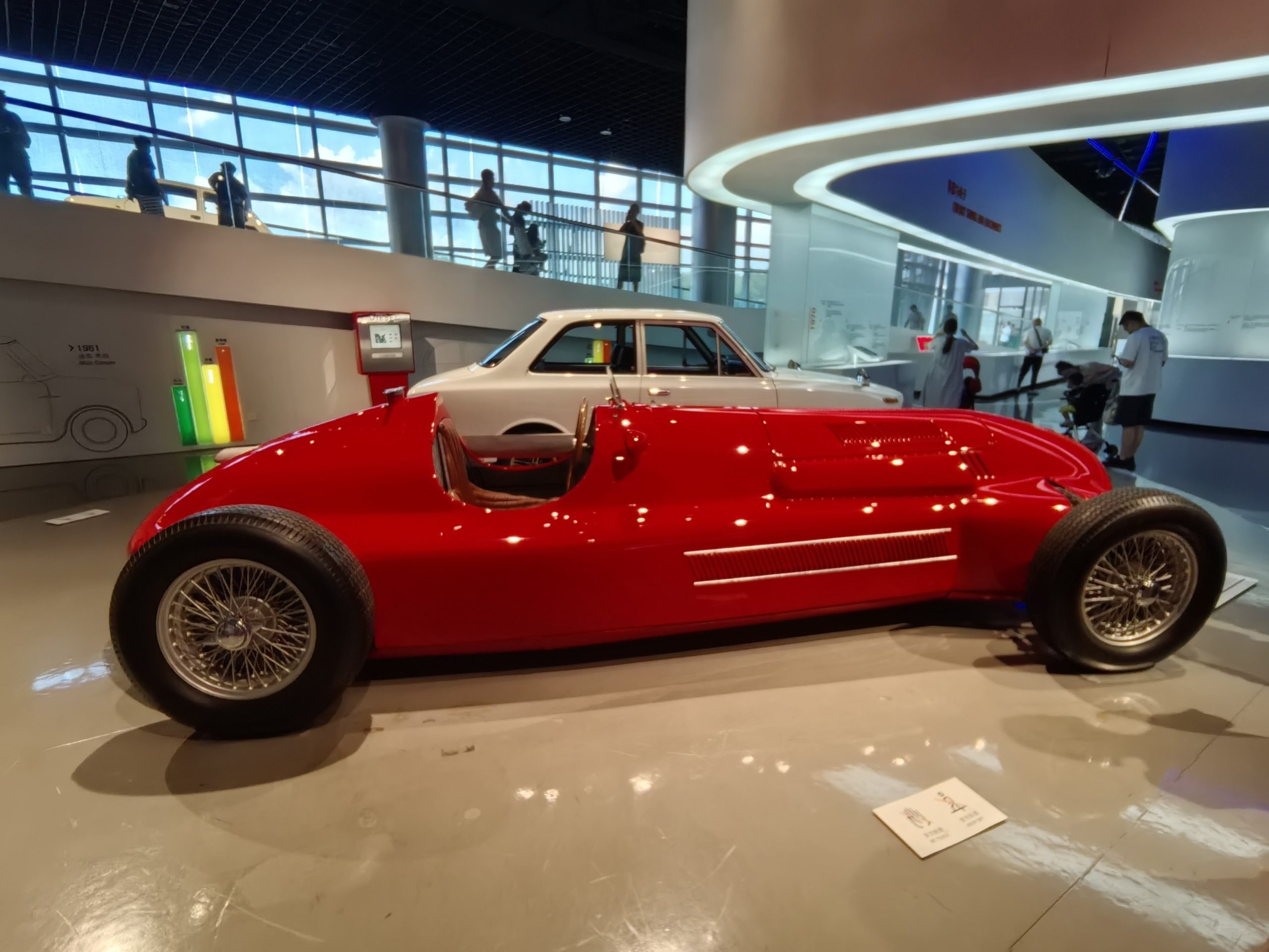 1948 Maserati EBS侧面全貌,银石赛道冠军车的修长轮廓