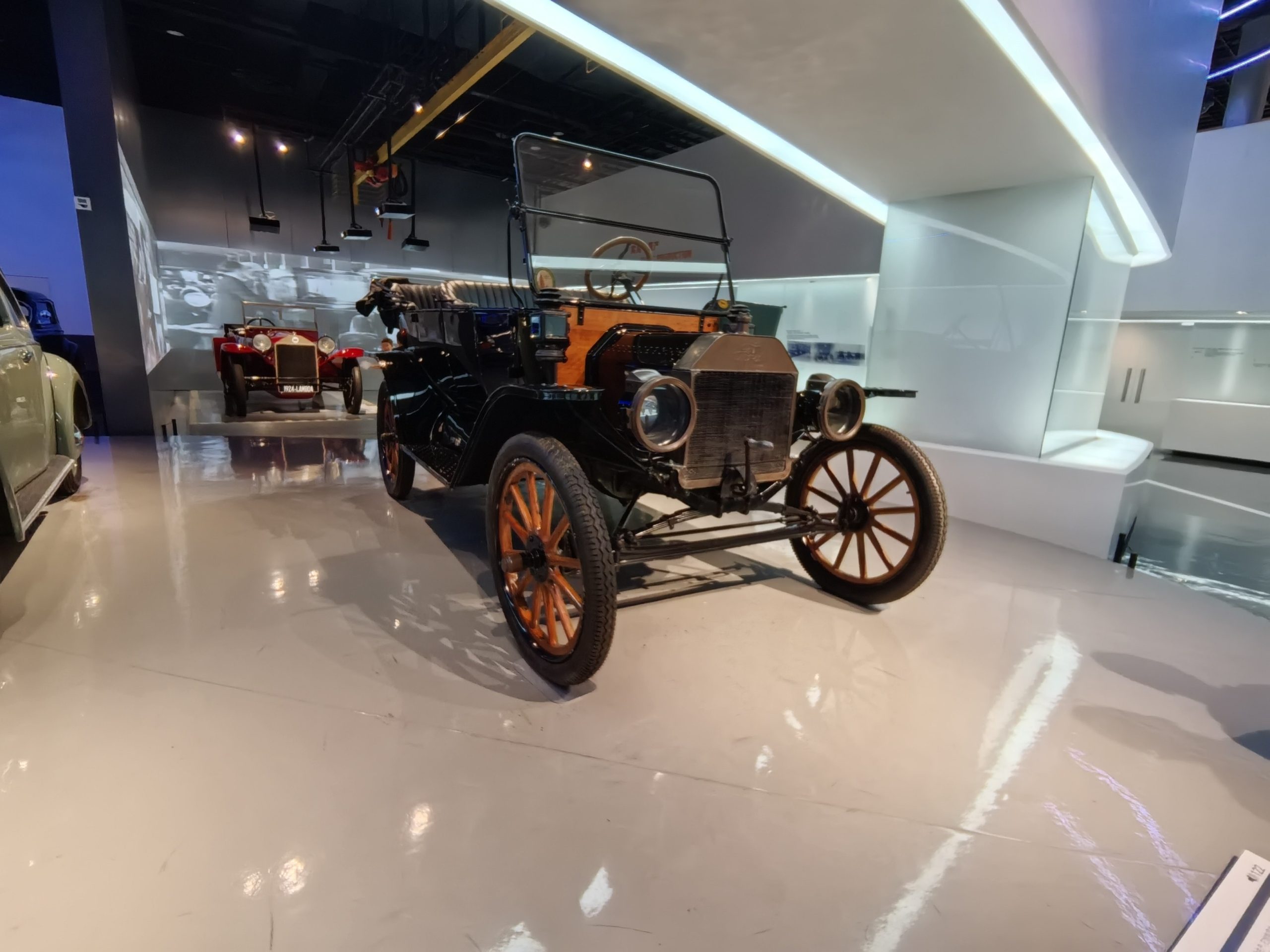 上海汽车博物馆游记：从福特T型车到兰博基尼Countach的80年