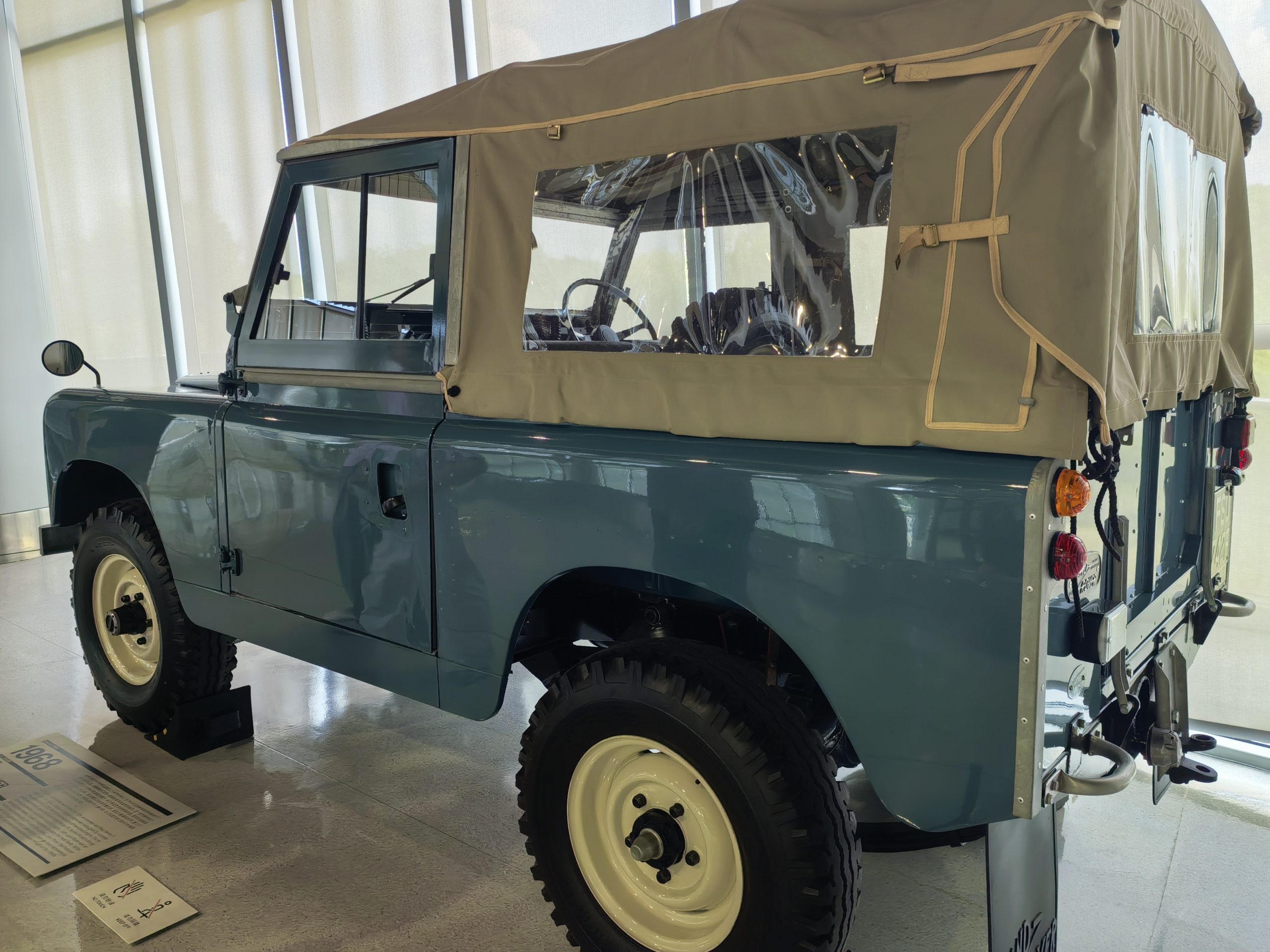 1968 Land Rover Series II 侧面,帆布顶和铝制车身——英式越野的经典造型