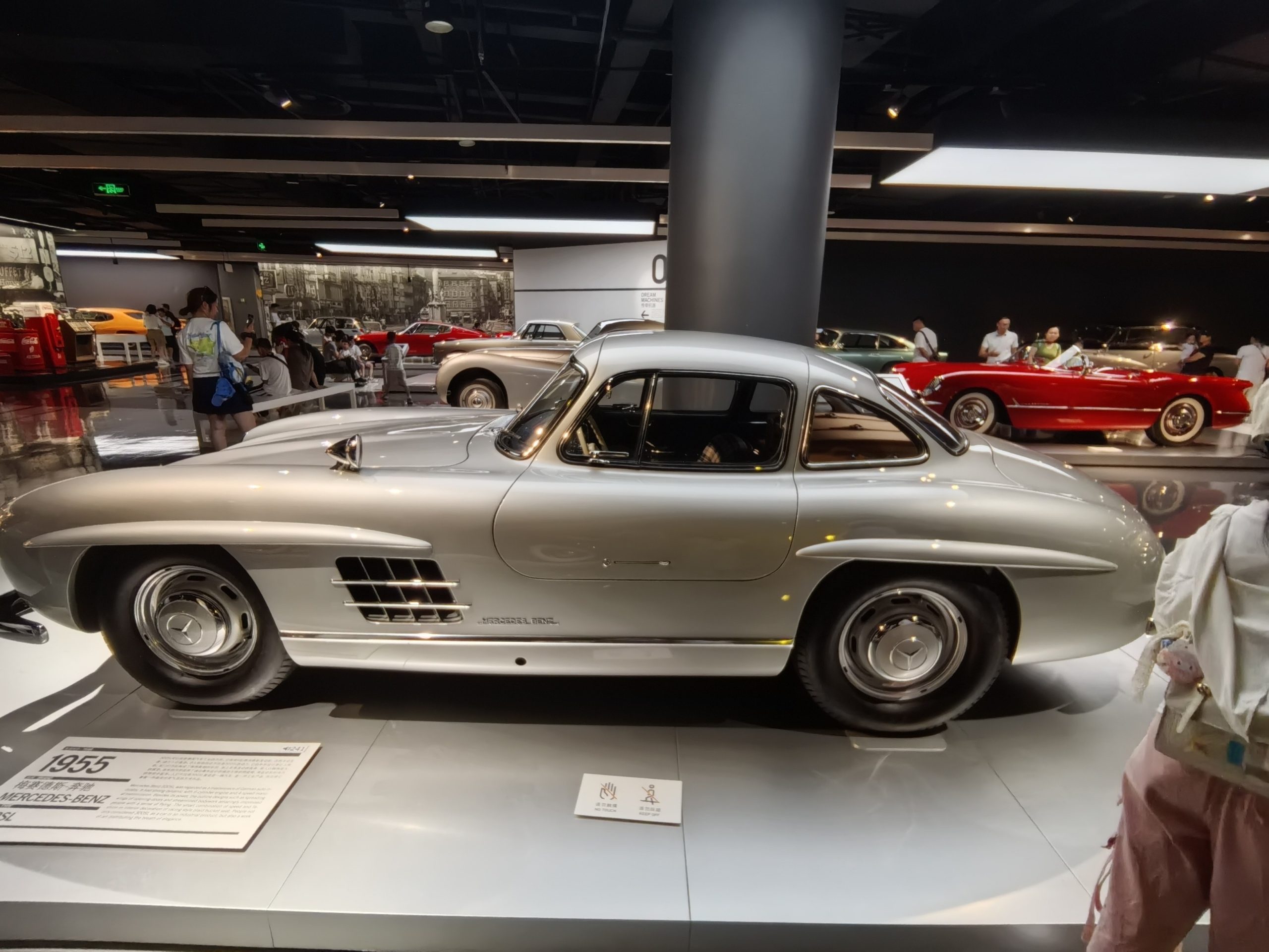1936 Horch 830BL,黑色大型豪华轿车,V8引擎和长轴距车身尽显战前德国造车工艺