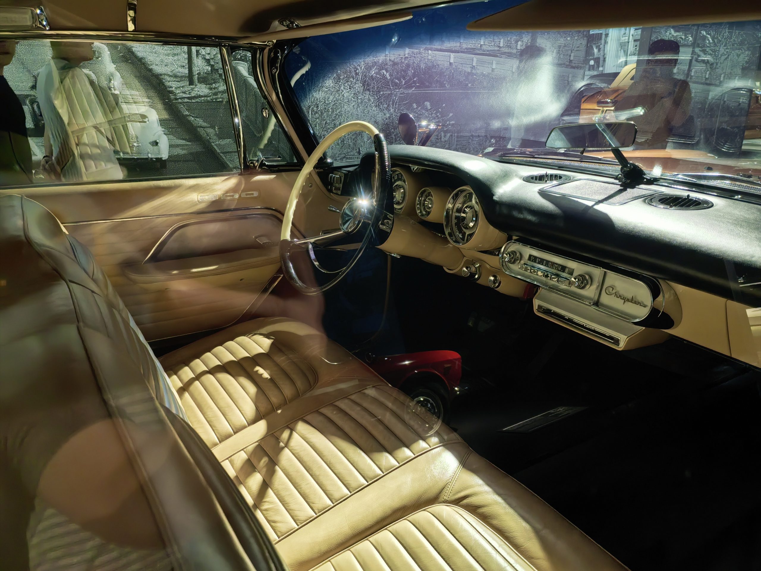 内饰——奶白色方向盘和Chrysler标志,1950年代美国梦的内饰版本