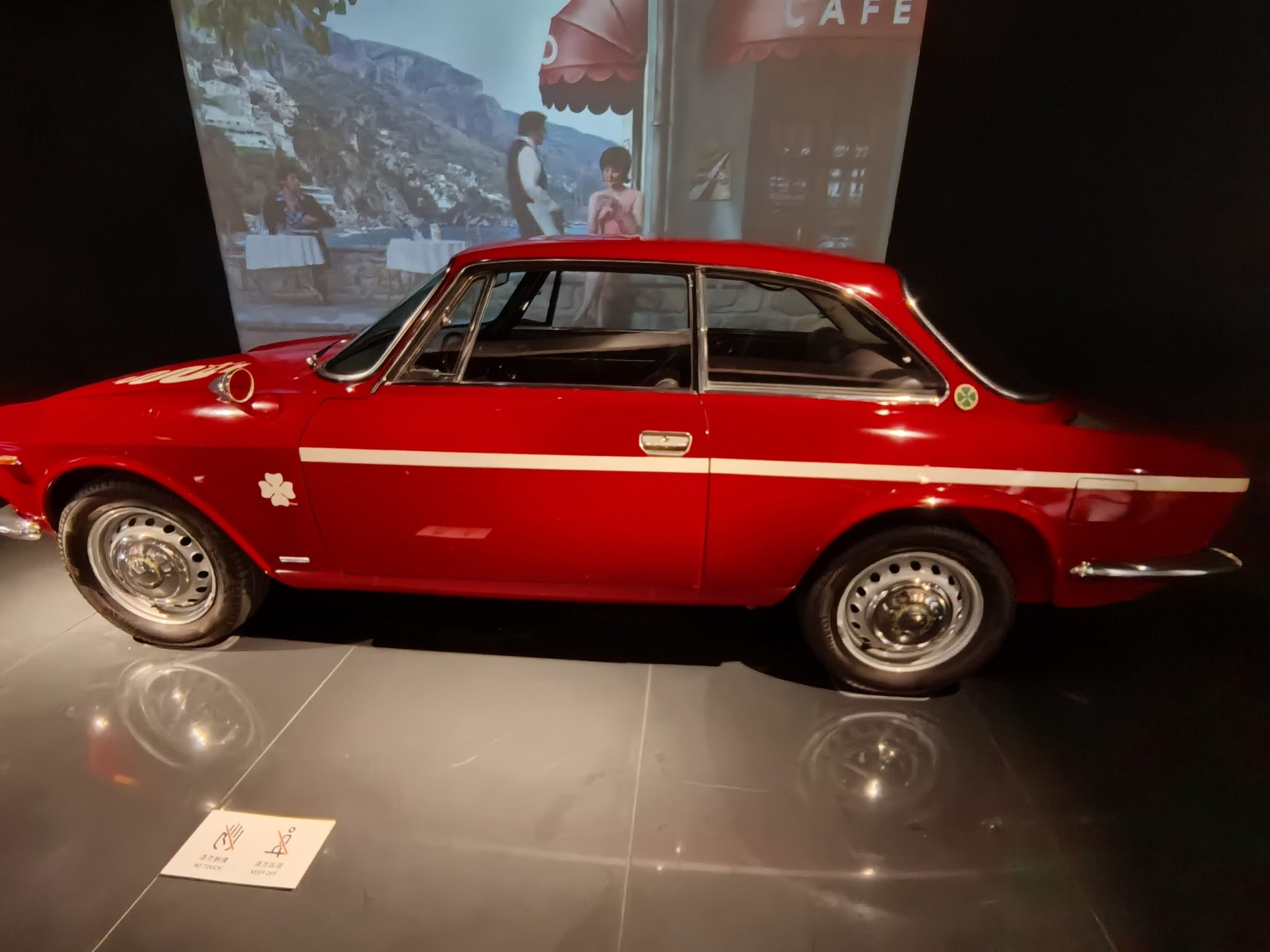 1967 Alfa Romeo Giulia GTV,红色车身配四叶草徽章——意大利激情的浓缩