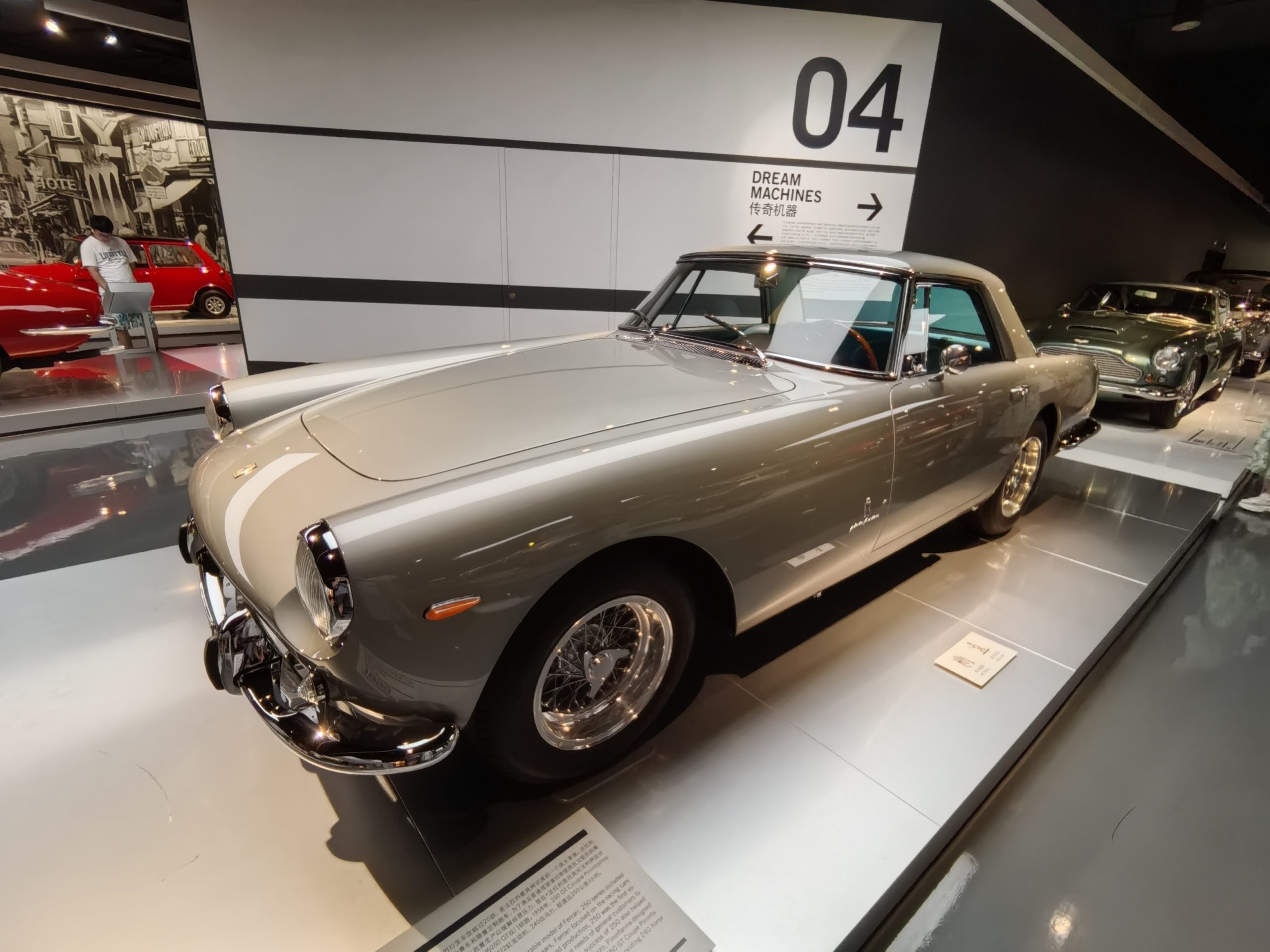 1961 Ferrari 250 GT Coupe by Pininfarina,银色车身,V12的轰鸣声仿佛还在耳畔