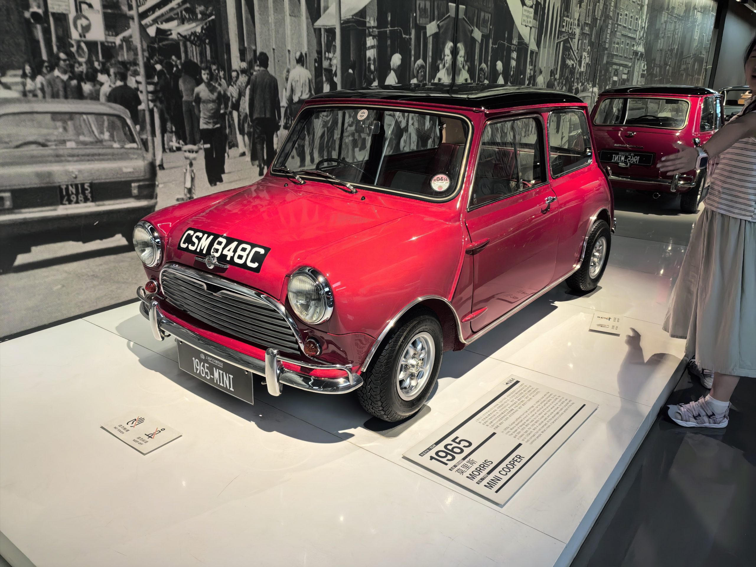 1965 Morris Mini Cooper,红色车身配黑色车顶,横置前驱布局的革命性设计