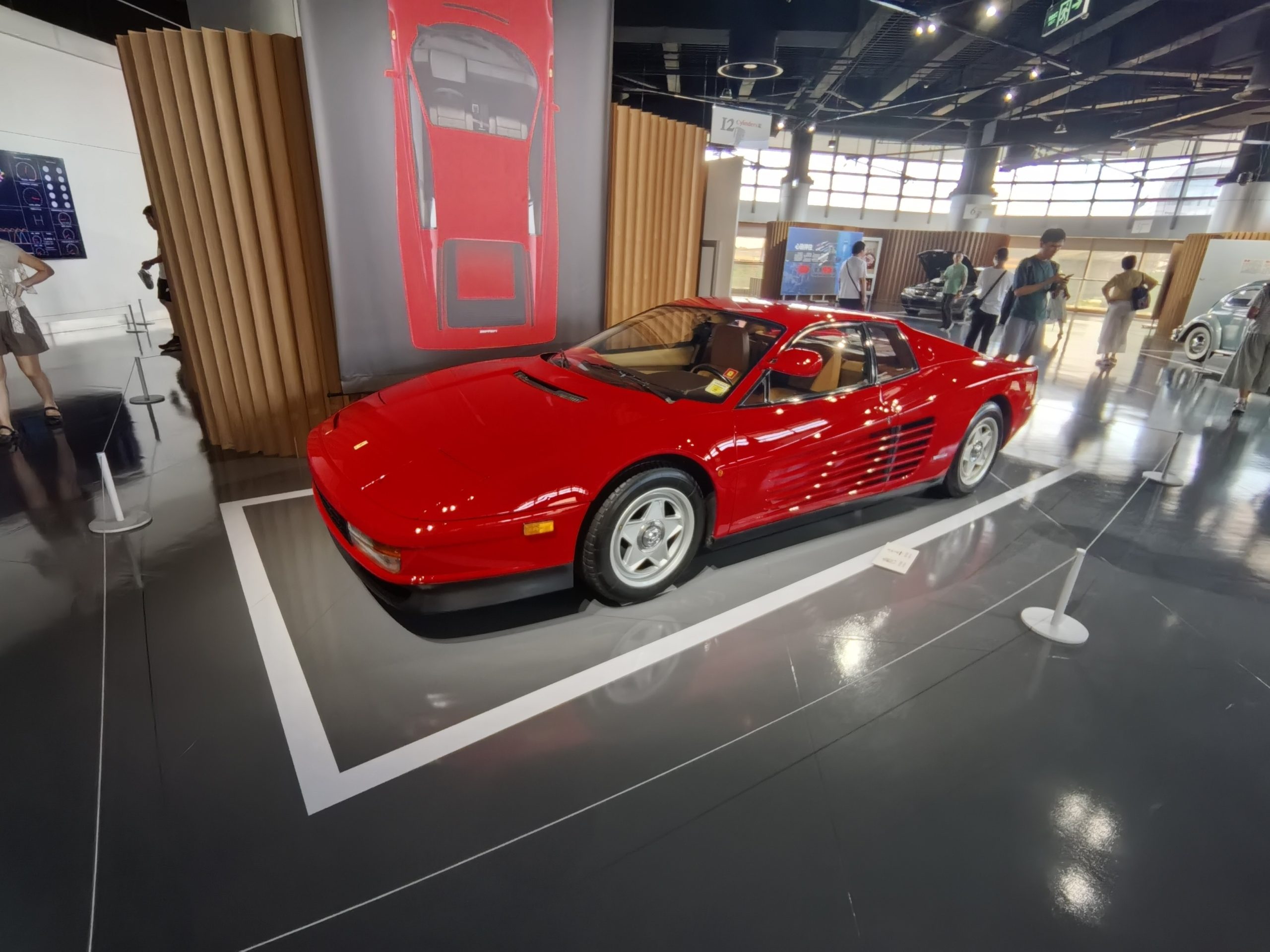 Ferrari Testarossa 正面——跳灯(隐藏式大灯)和宽体车身,1980年代的标志性面孔