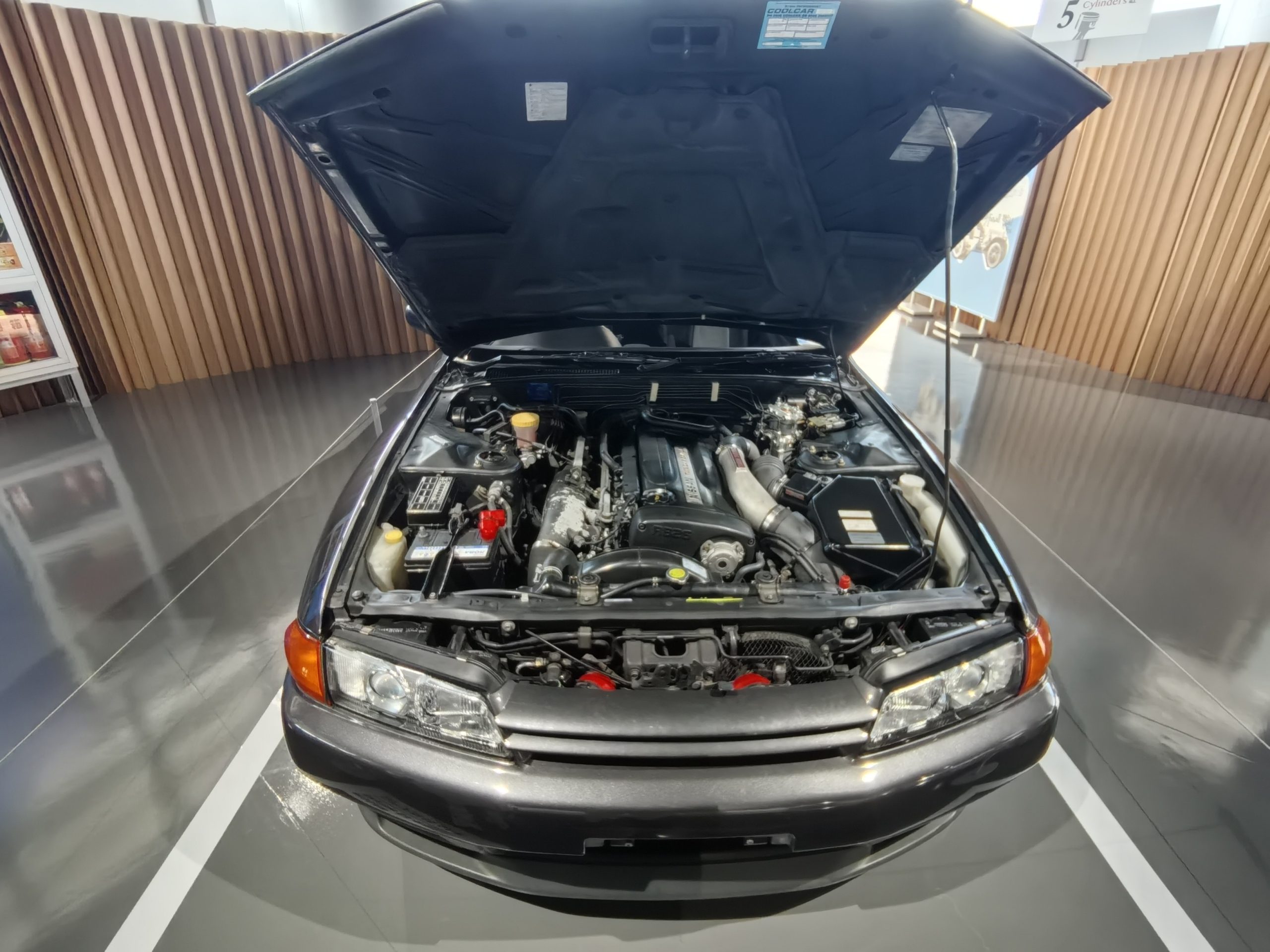 R32 GT-R引擎舱俯视——NISSAN气门室盖和RB26DETT标识清晰可见