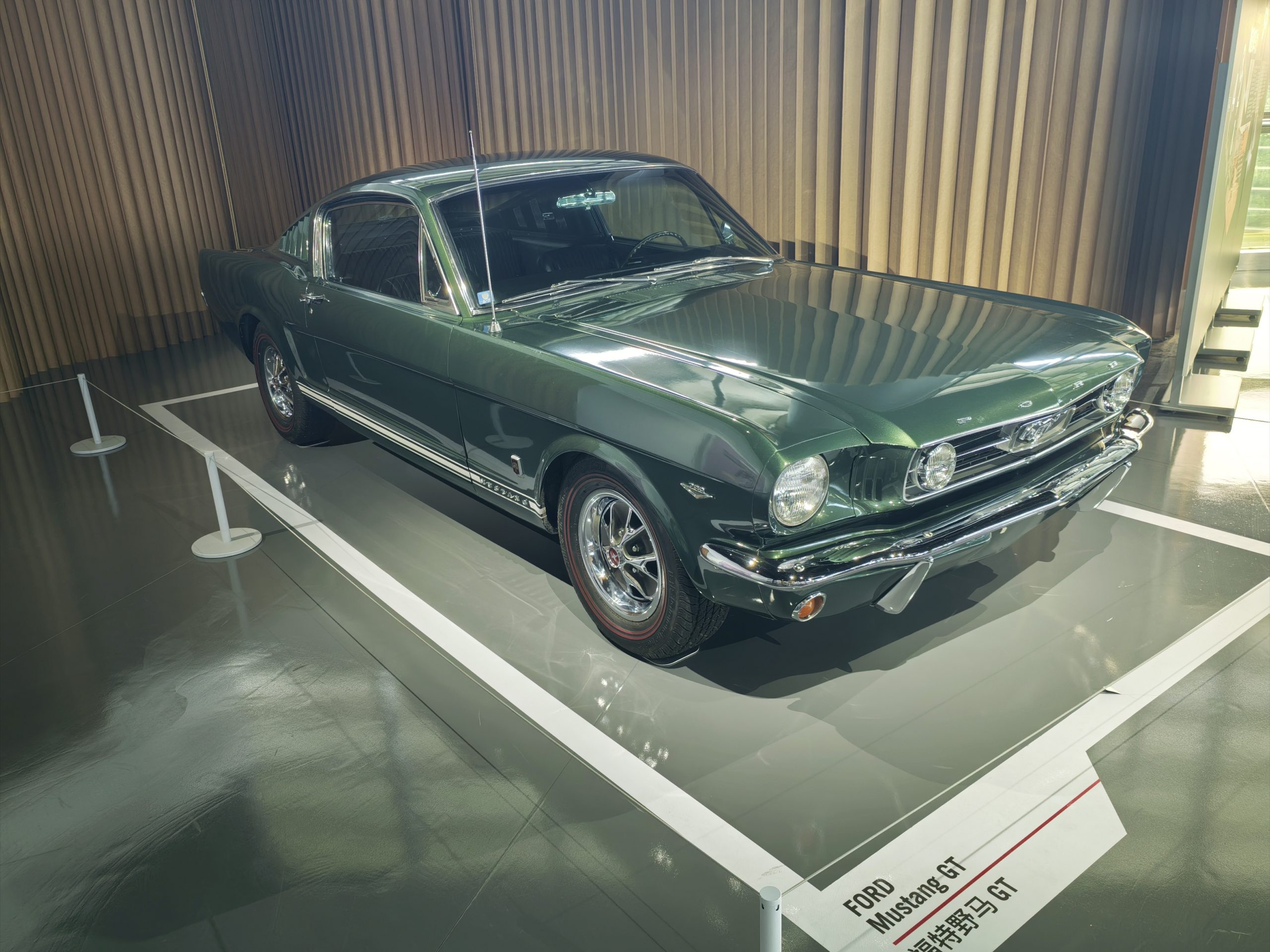 1960年代 Ford Mustang GT 快背版,深绿色车身配GT侧条纹