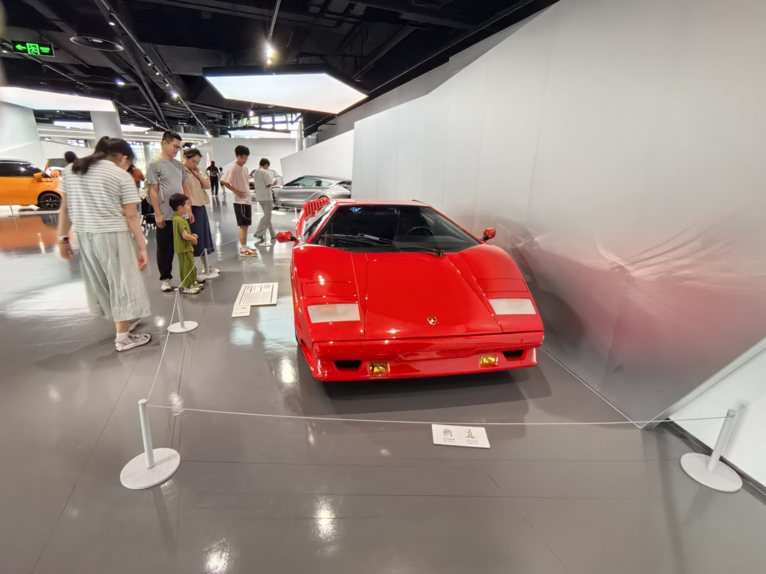 1989 Lamborghini Countach 25th Anniversary 正面——剪刀门和楔形车头,1980年代超跑的图腾