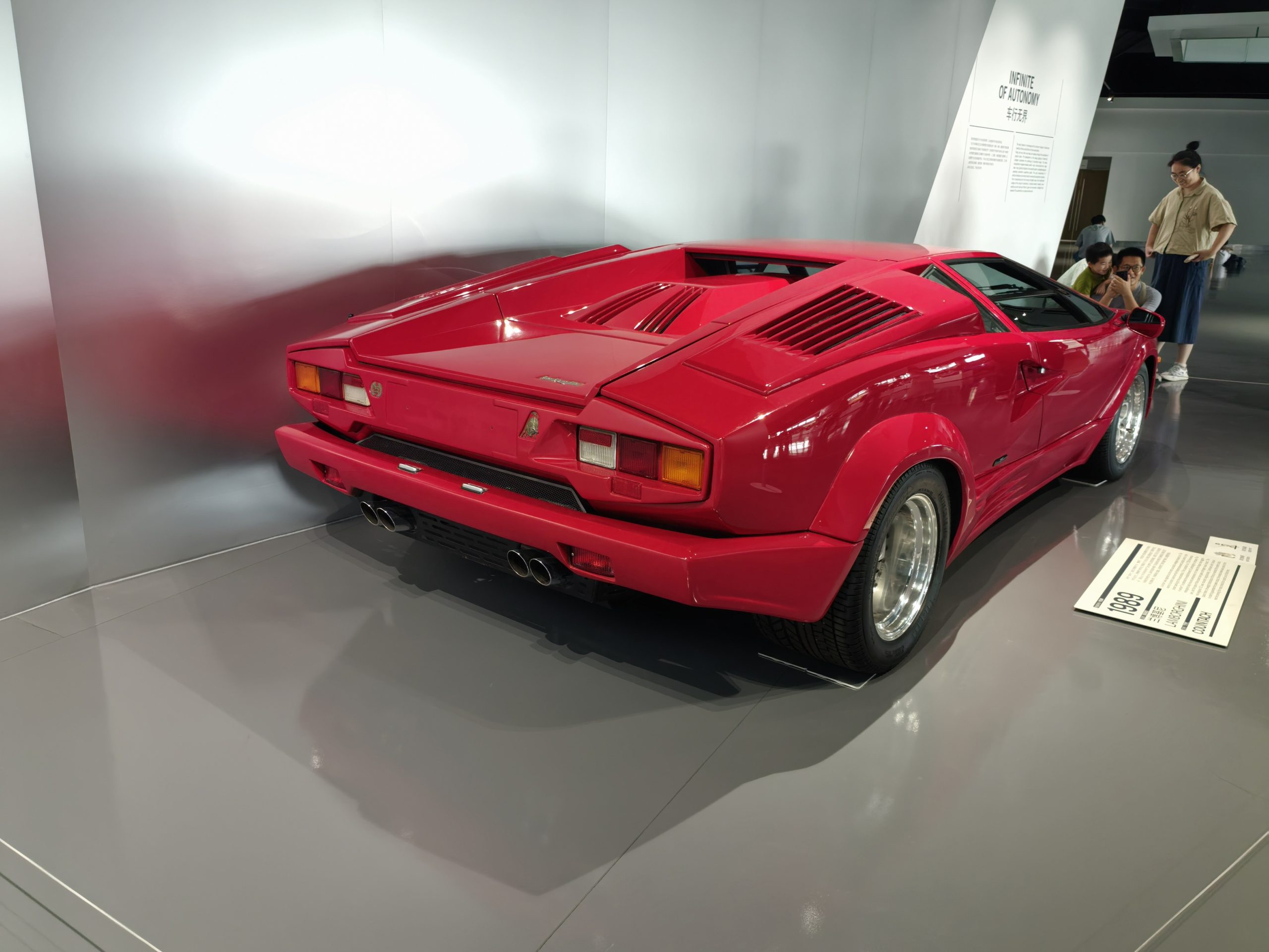 车尾和信息牌——1989 LAMBORGHINI COUNTACH字样,V12引擎的排气和散热格栅